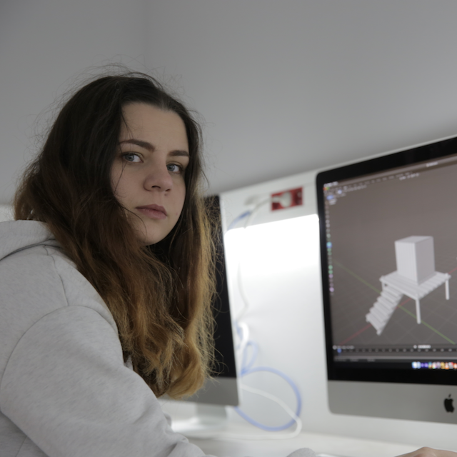 Kobieta pracująca przy komputerze nad projektem 3D designu