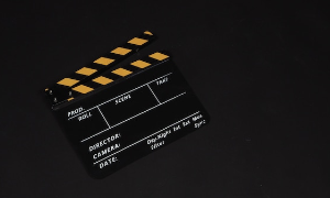 Czarna klapa filmowa z żółtymi paskami na czarnym tle