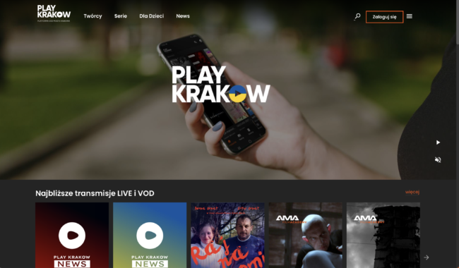 Aplikacja Play Kraków na smartfonie w dłoni użytkownika, transmisje live i VOD