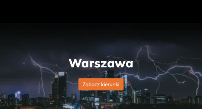 Warszawa nocą podczas burzy z błyskawicami i oświetlonymi budynkami