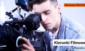 Młody filmowiec z kamerą wideo podczas zajęć na kursie kierunków filmowych