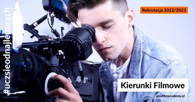 Młody filmowiec z kamerą wideo podczas zajęć na kursie kierunków filmowych