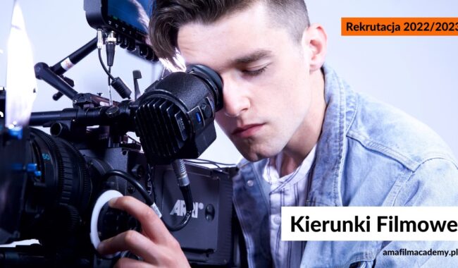 Młody filmowiec z kamerą wideo podczas zajęć na kursie kierunków filmowych