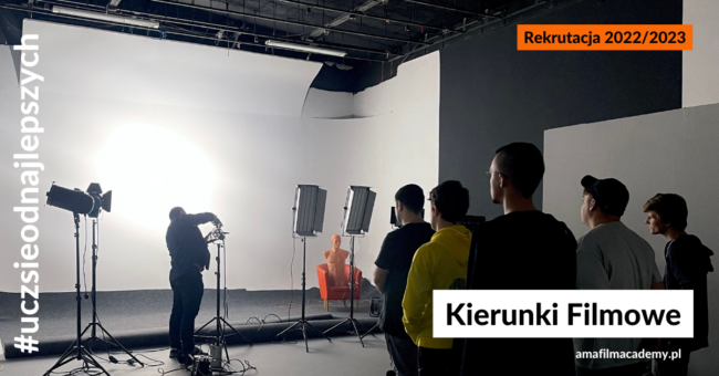 Studenci kierunku filmowego na planie zdjęciowym podczas zajęć praktycznych z oświetleniem