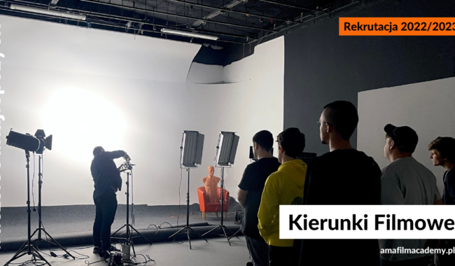 Studenci kierunku filmowego na planie zdjęciowym podczas zajęć praktycznych z oświetleniem