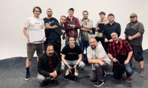 Grupa uczestników szkoły filmowej AMA Film Academy pozuje do zdjęcia grupowego