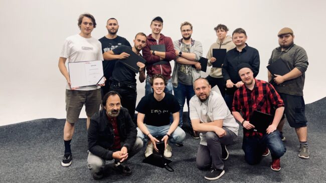 Grupa uczestników szkoły filmowej AMA Film Academy pozuje do zdjęcia grupowego