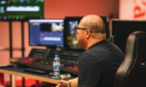 Mężczyzna pracuje przy komputerze w studia postprodukcji filmowej