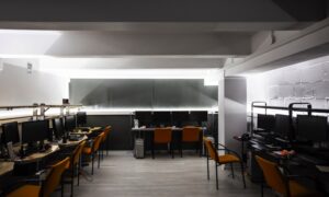 Nowoczesna pracownia komputerowa szkoły filmowej z stanowiskami edycji wideo
