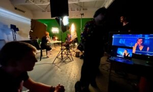 Studio postprodukcji z profesjonalnym sprzętem i monitorami podczas produkcji filmowej