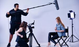 Zespół produkcji filmowej podczas nagrywania wywiadu z aktorką na planie