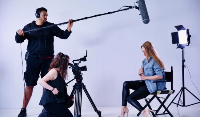 Zespół produkcji filmowej podczas nagrywania wywiadu z aktorką na planie