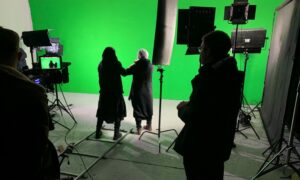 Profesjonalna produkcja filmowa na planie z zielonym ekranem i oświetleniem studyjnym