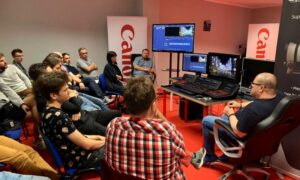 Grupa studentów uczestniczy w demonstracji postprodukcji filmowej w studia AMA Film Academy