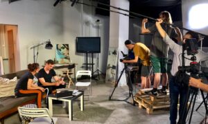Studenci podczas praktycznych zajęć z realizacji dźwięku w profesjonalnym studiu filmowym