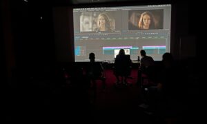 Studenci oglądają profesjonalne oprogramowanie do montażu filmowego na dużym ekranie