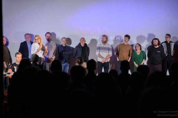 Grupa ludzi stoi na scenie podczas inauguracji AMA Film Academy w Krakowie i Warszawie