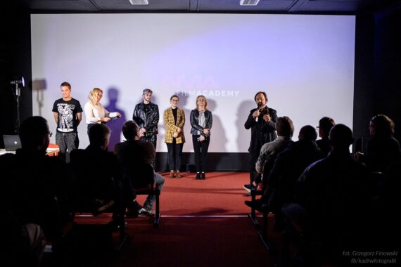 Grupa ludzi na scenie przed publicznością podczas oficjalnej inauguracji akademii filmowej