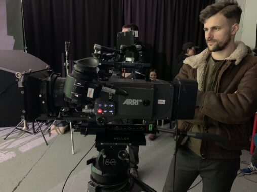 Kameraman przy profesjonalnym sprzęcie filmowym ARRI na masterclassie