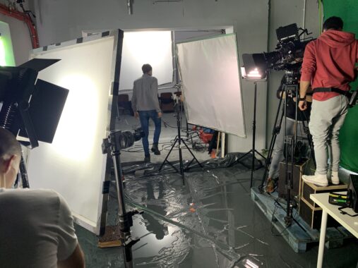 Profesjonalne studio filmowe z oświetleniem, kamerą i personelem produkcji