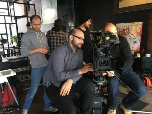 Operator kamery podczas masterclass DOP pracuje z profesjonalnym sprzętem filmowym