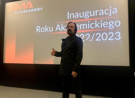 Mężczyzna w czarnym garniturze prowadzi inaugurację roku akademickiego AMA Film Academy