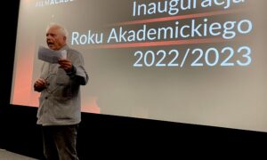 Inauguracja Roku Akademickiego 2022/2023 AMA Film Academy, mężczyzna przemawiający na scenie