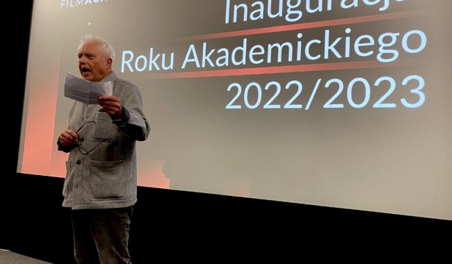 Inauguracja Roku Akademickiego 2022/2023 AMA Film Academy, mężczyzna przemawiający na scenie