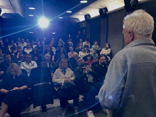 Mężczyzna przemawia do publiczności na inauguracji AMA Film Academy