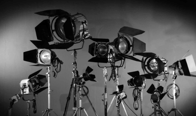 Profesjonalne reflektory studyjne do produkcji filmowej na statywie
