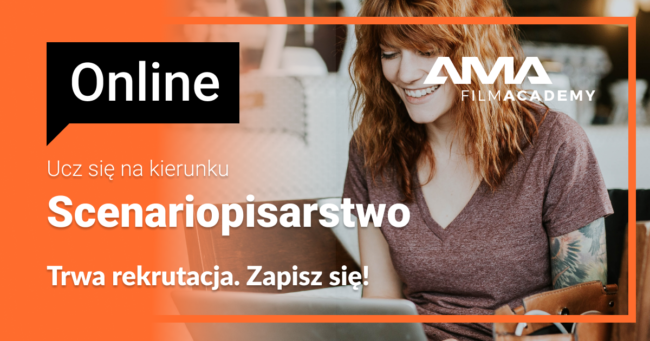 Kobieta uśmiechająca się podczas nauki scenariopisarstwa online w AMA Film Academy