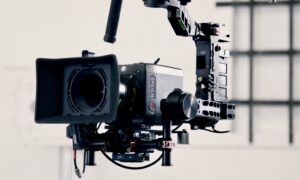 Profesjonalna kamera filmowa z matryca cyfrowa i akcesoriami do produkcji
