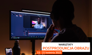 Edytor w ciemnym studiu pracuje nad postprodukcją wideo na monitorze