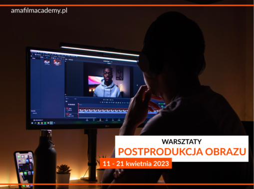Edytor w ciemnym studiu pracuje nad postprodukcją wideo na monitorze