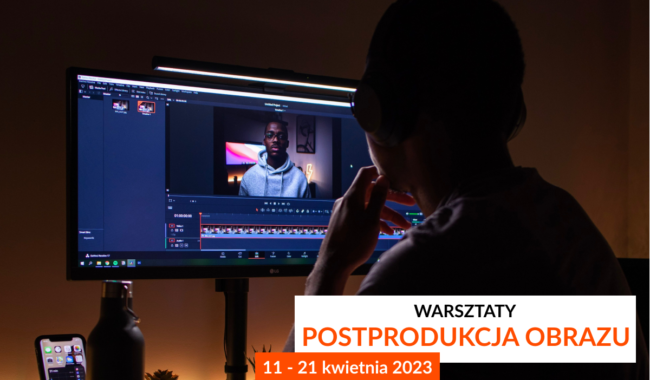 Edytor w ciemnym studiu pracuje nad postprodukcją wideo na monitorze