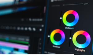 Interfejs programu do color gradingu z paletą kolorów i ustawieniami edycji wideo
