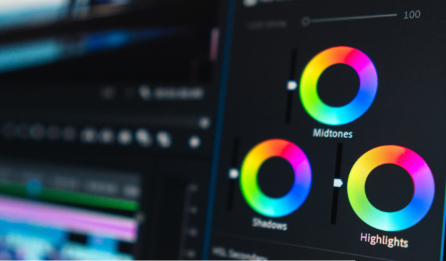Interfejs programu do color gradingu z paletą kolorów i ustawieniami edycji wideo