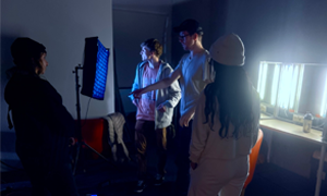 Studenci AMA Film Academy podczas praktycznych zajęć ze sprzętem filmowym i oświetleniem studyjnym