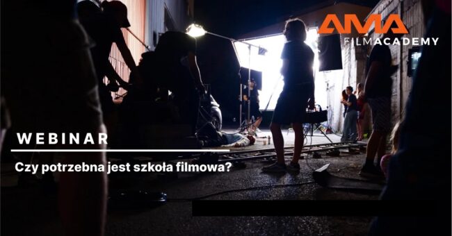 Kamera na planie filmowym, sylwetki ekipy, światła produkcji filmowej