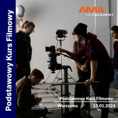 Studenci na planie filmowym ustawiają kamerę podczas szkolenia z kinematografii