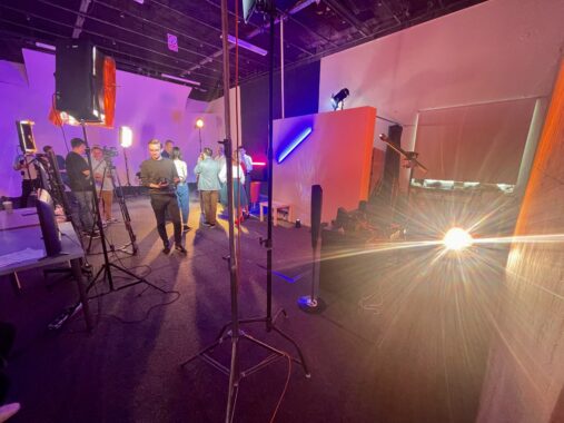 Profesjonalne studio filmowe z oświetleniem i sprzętem produkcyjnym do nagrywania