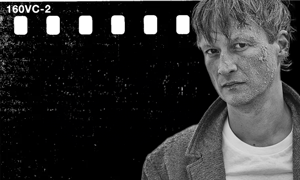 Portret mężczyzny w średnim wieku, czarno-białe zdjęcie, film szkolny