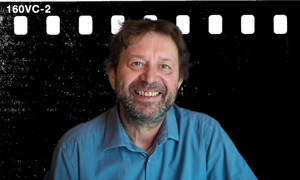 Portret mężczyzny w niebieskiej koszuli na tle filmu