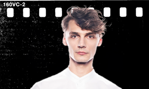 Portret młodego mężczyzny w białej koszuli na czarnym tle