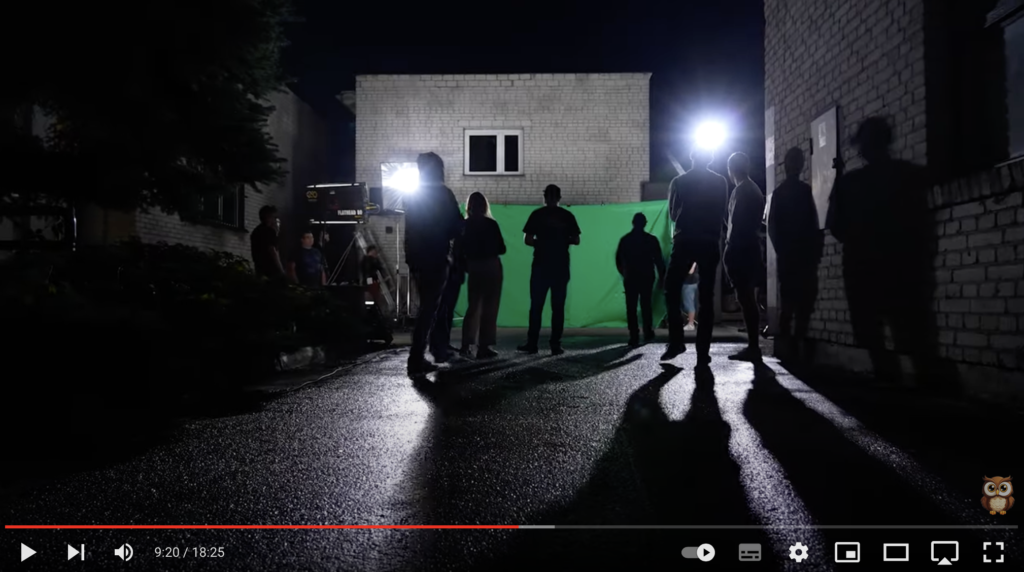 Noktalna produkcja filmowa z zielonym ekranem i oświetleniem na planie