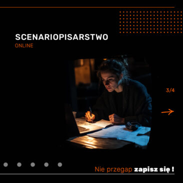Mężczyzna pisze scenariusz przy biurku pod lampą w nocy