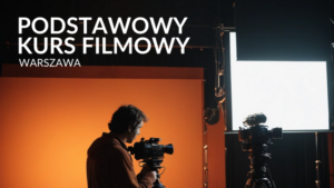 Filmowiec z kamerą na tle pomarańczowego tła oświetlonego studiowo