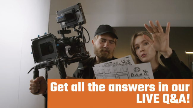 Filmowcy z kamerą i scenariuszem podczas live sesji pytań i odpowiedzi
