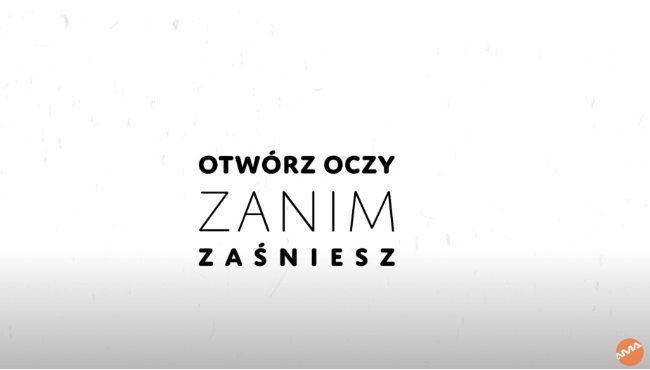 Plakat motywacyjny z napisem otwórz oczy zanim zaśniesz