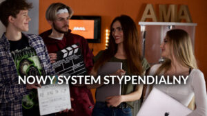 Młodzi studenci filmu AMA pozują razem w studiu z klapą filmową